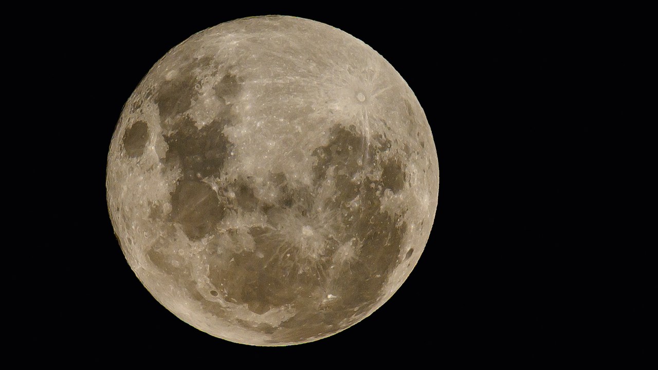 A grande rocha cinzenta que orbita o nosso planeta: ponto de partida para outras viagens pelo sistema solar (Foto: Izhar Khan/NurPhoto/Getty Images)