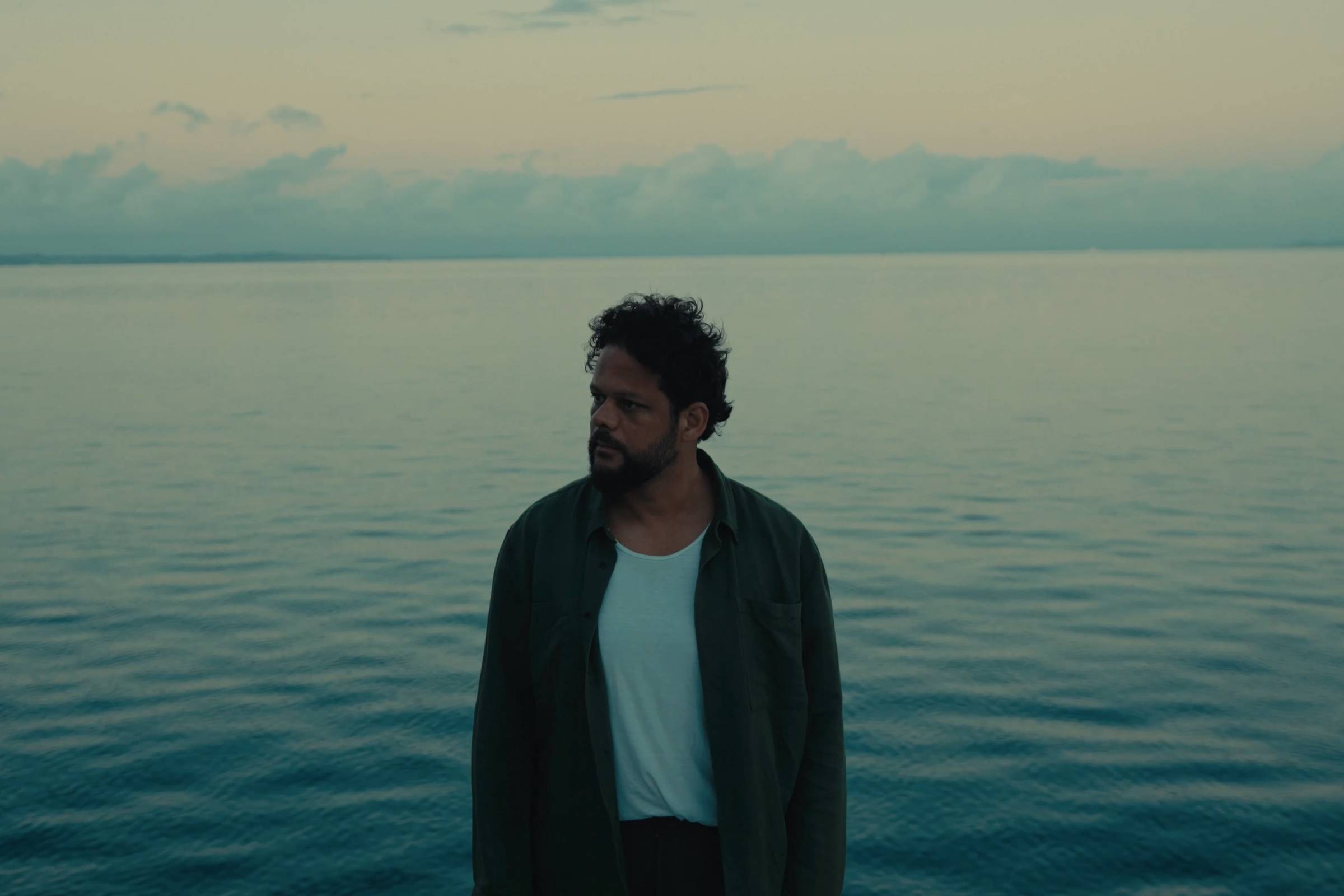Marcos Almeida apresenta clipe gravado em Salvador para seu novo álbum
