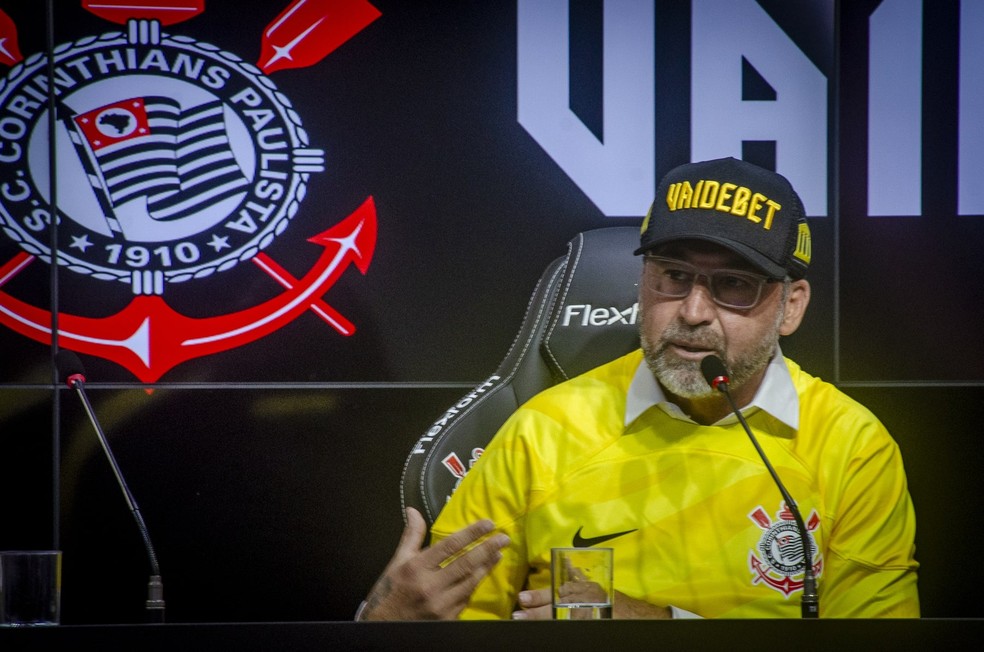 Augusto Melo na apresentação da VaideBet no Corinthians. (Foto: Jozzu/Agência Corinthians)