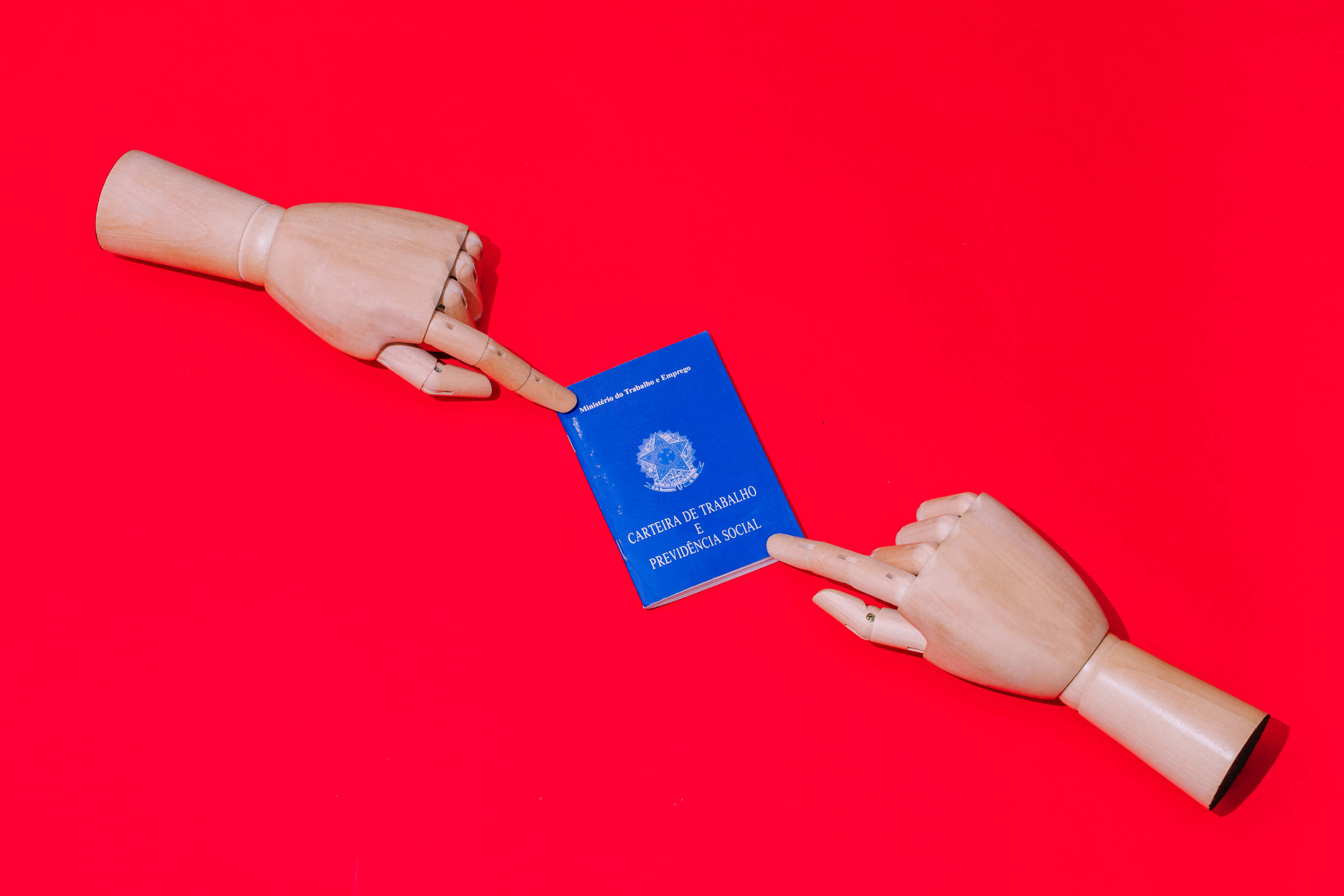Carteira de trabalho e previdência social. Trabalhadores podem pedir o novo consignado direto com o banco (Foto: Gabriel Cabral - 22.jul.19/Folhapress)
