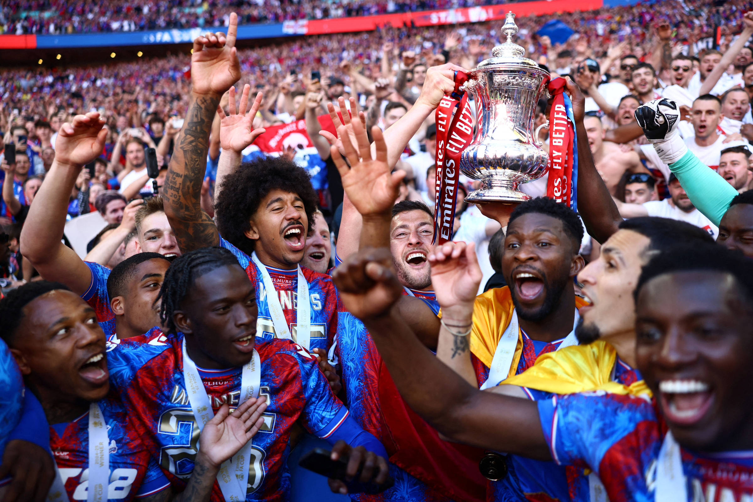 Jogadores do Crystal Palace comemoram, com a taça da Copa da Inglaterra, a conquista do torneio, diante do favorito Manchester City, no estádio londrino de Wembley (Foto: David Klein - 17.mai.2025/Reuters)