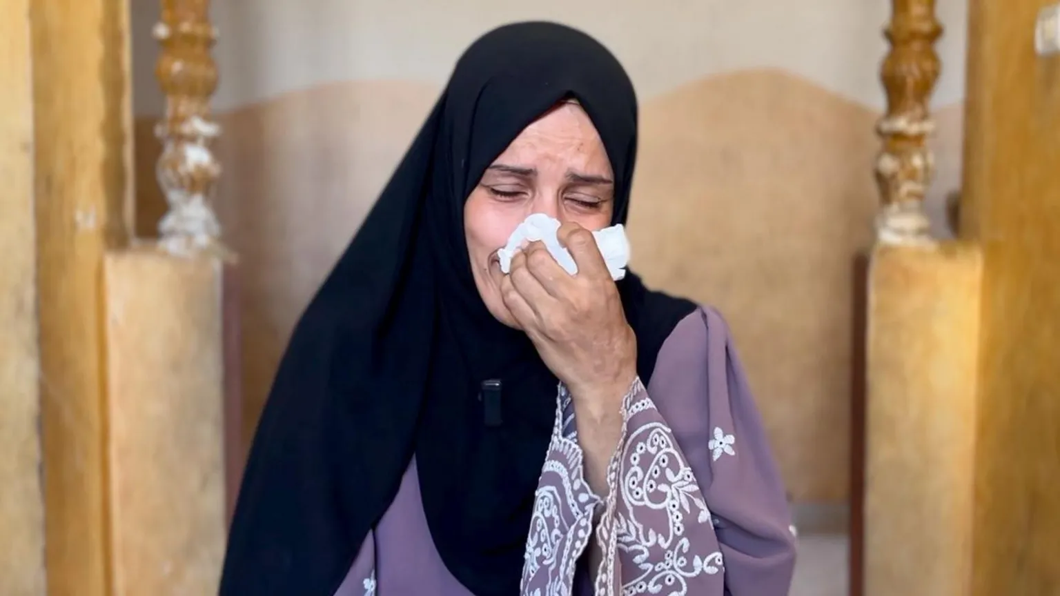 Mãe lamenta morte de filhos em ataque israelense enquanto aguardava ajuda