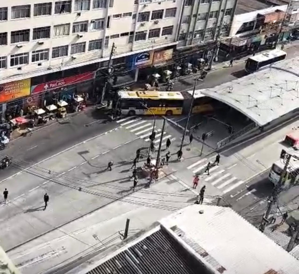 Manifestantes bloqueiam ruas em Madureira e atravessam ônibus na pista