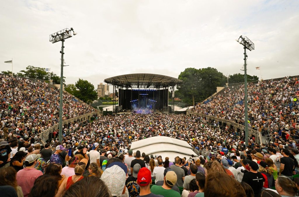 Forest Hills Stadium confirma shows de 2025 após acordo com vizinhos