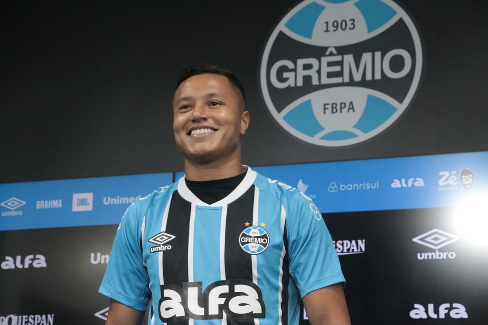 Marlon é apresentado pelo Grêmio (Foto: Rafael Favero)