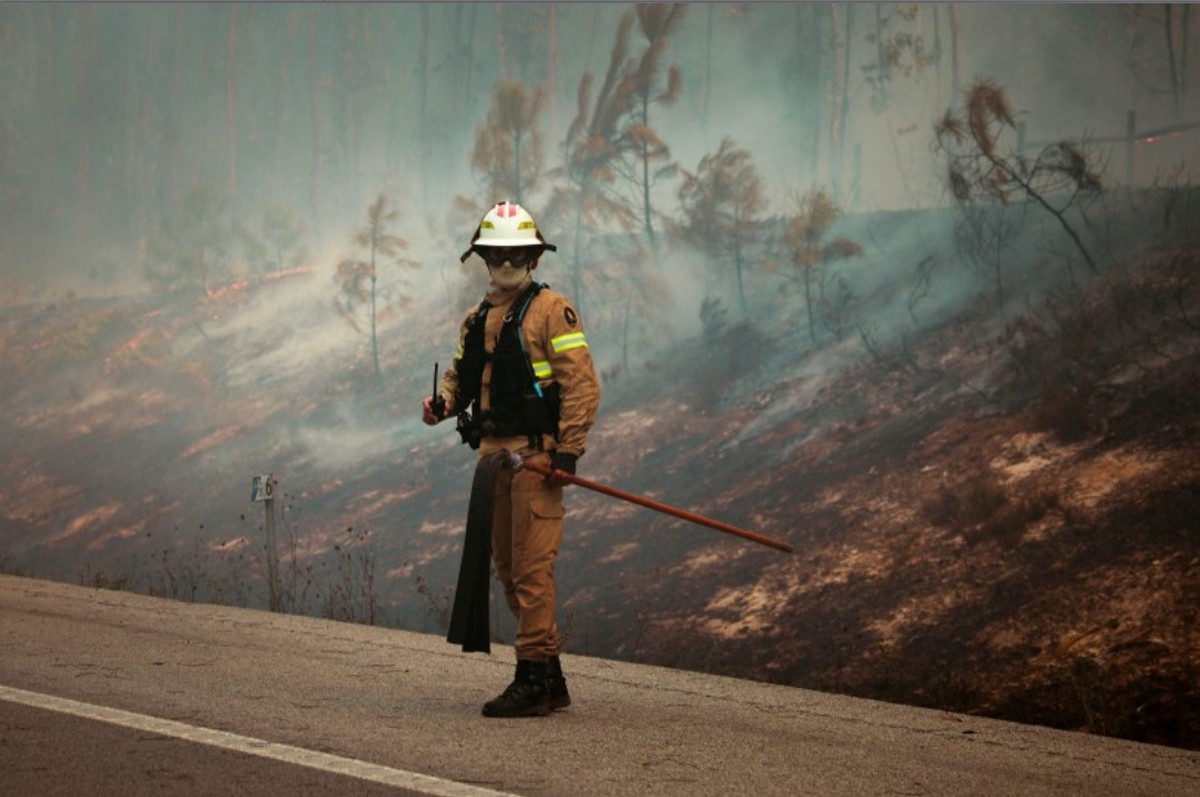 Incêndios forçam evacuação de aldeias e fechamento de estradas em Portugal