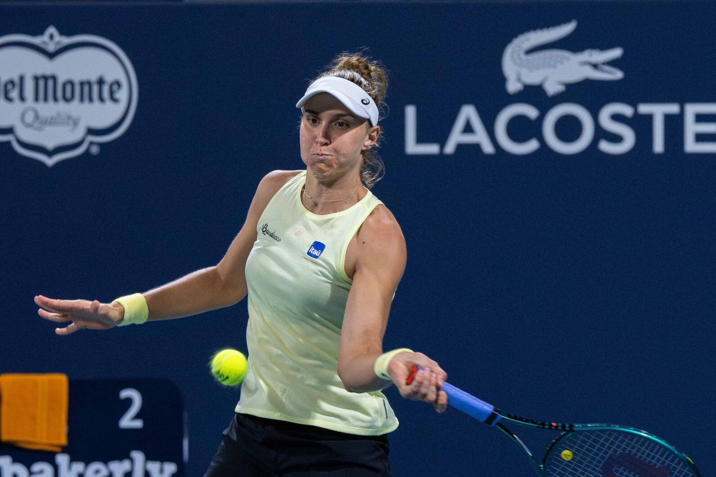 Bia Haddad é eliminada na estreia do WTA de Montreal após derrota em três sets