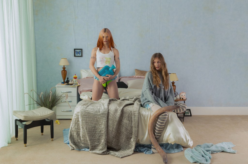 Wet Leg lança "CPR", primeiro single do álbum "Moisturizer", com estreia ao vivo marcante