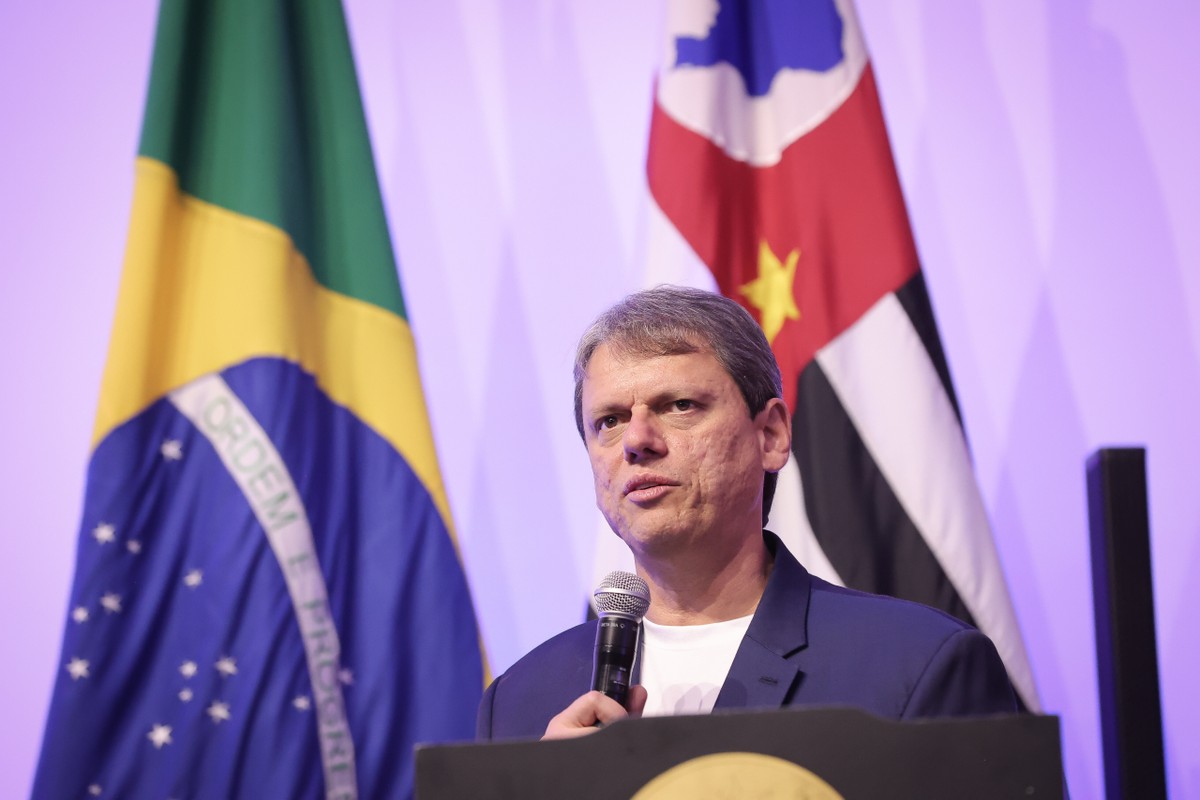 Tarcísio se encontra com Bolsonaro em prisão domiciliar após autorização judicial
