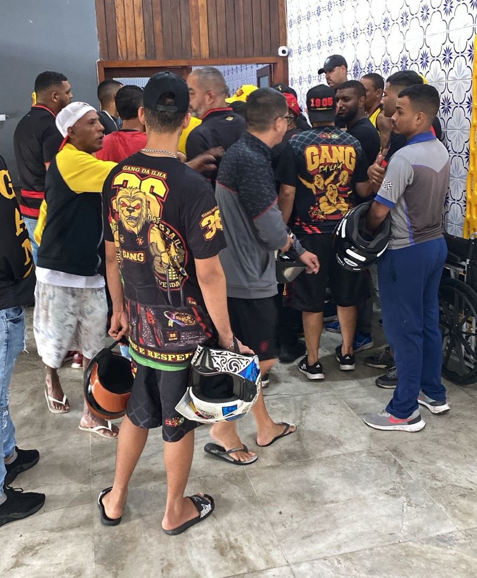 Integrantes de torcidas organizadas do Sport vão ao clube cobrar de jogadores e dirigentes (Foto: Divulgação)