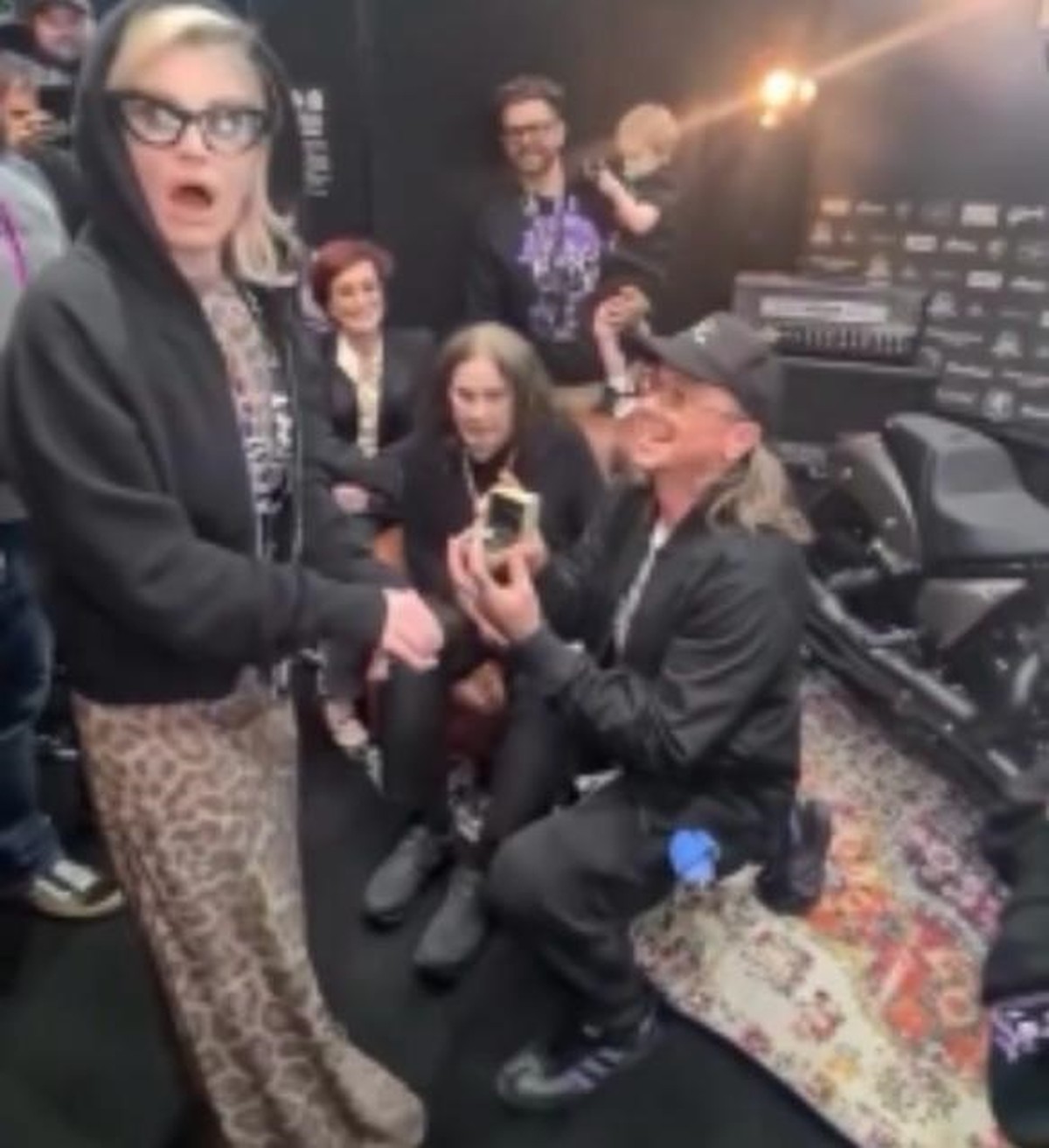 Kelly Osbourne é pedida em casamento durante o show de despedida do Black Sabbath