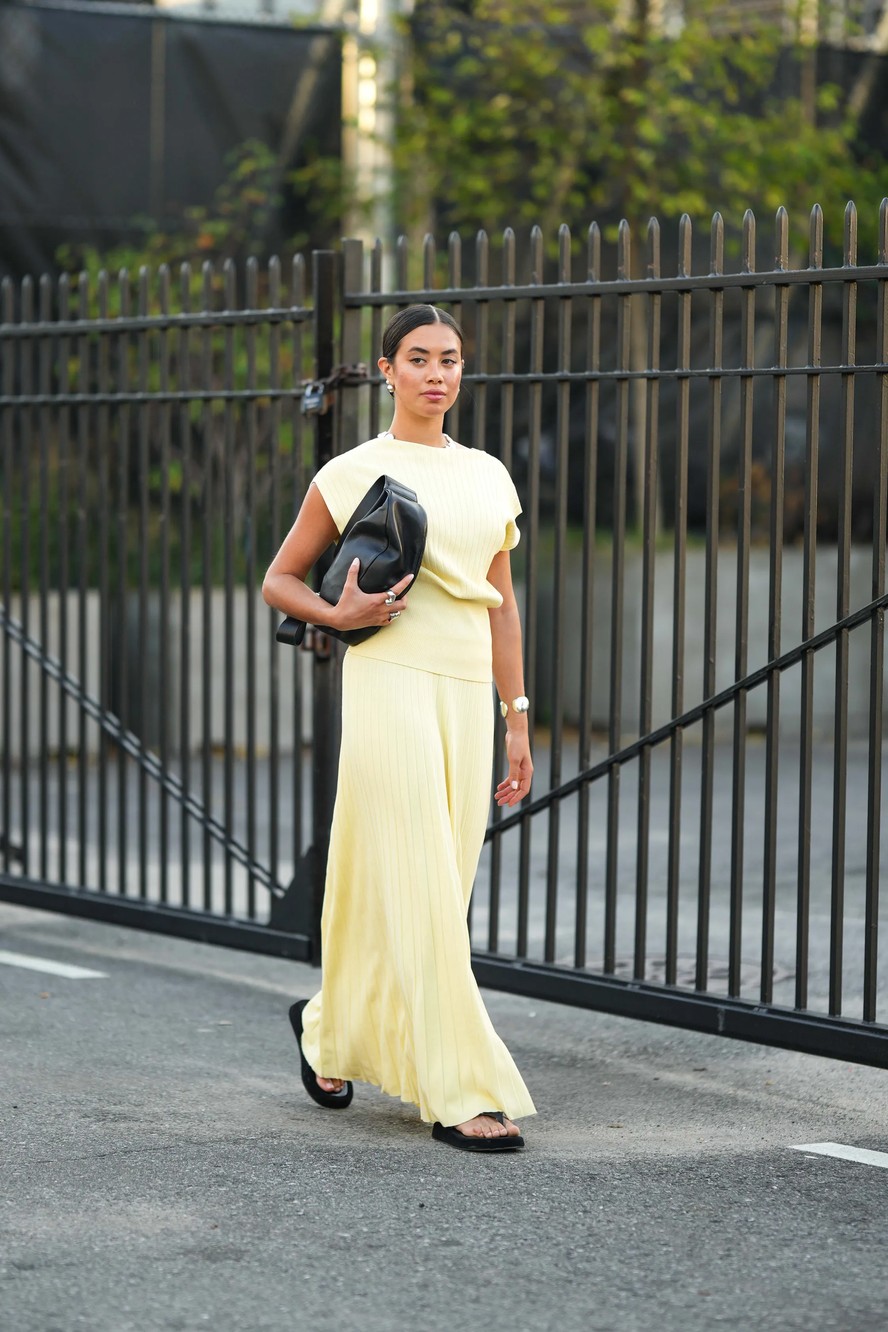 Blusas em tons pastel dominam a temporada e inspiram o street style