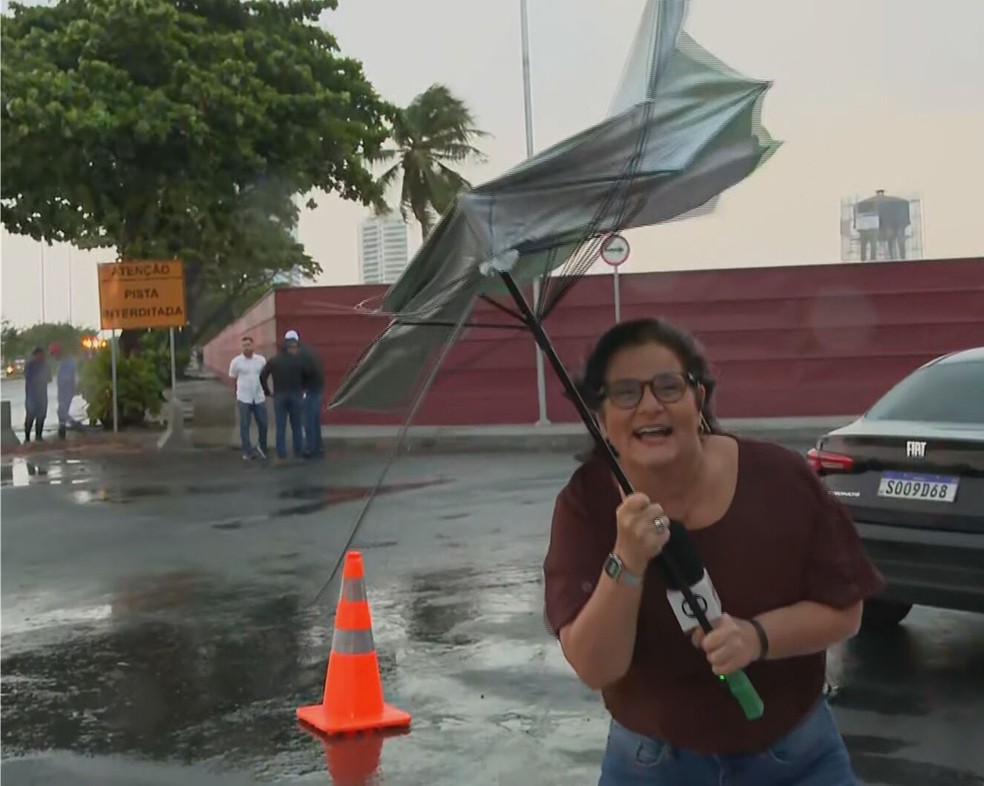 Ventania no Recife destrói guarda-chuva de repórter durante transmissão ao vivo