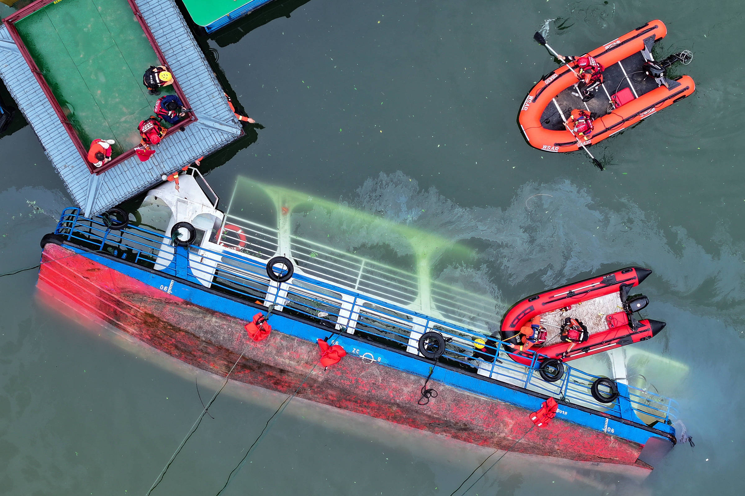 Naufrágio de barcos com turistas na China deixa dez mortos e 70 feridos