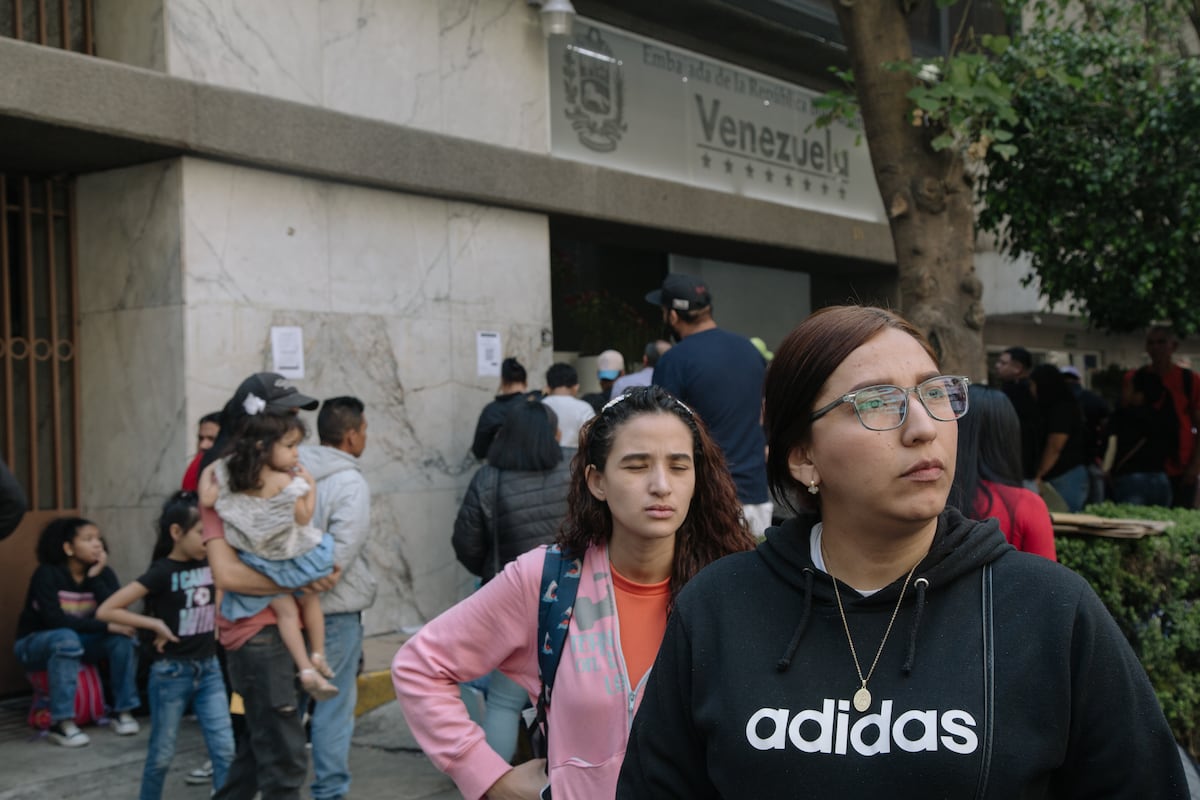Venezolanos fora da Embaixada da Venezuela, em Cidade do México, em 3 de abril de 2025. (Foto: Seila Montes)