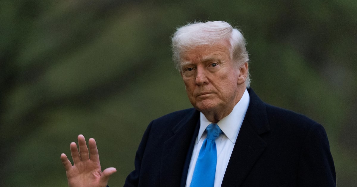 O presidente dos Estados Unidos, Donald Trump, acena ao chegar na Casa Branca (Foto: Manuel Balce Ceneta/AP)