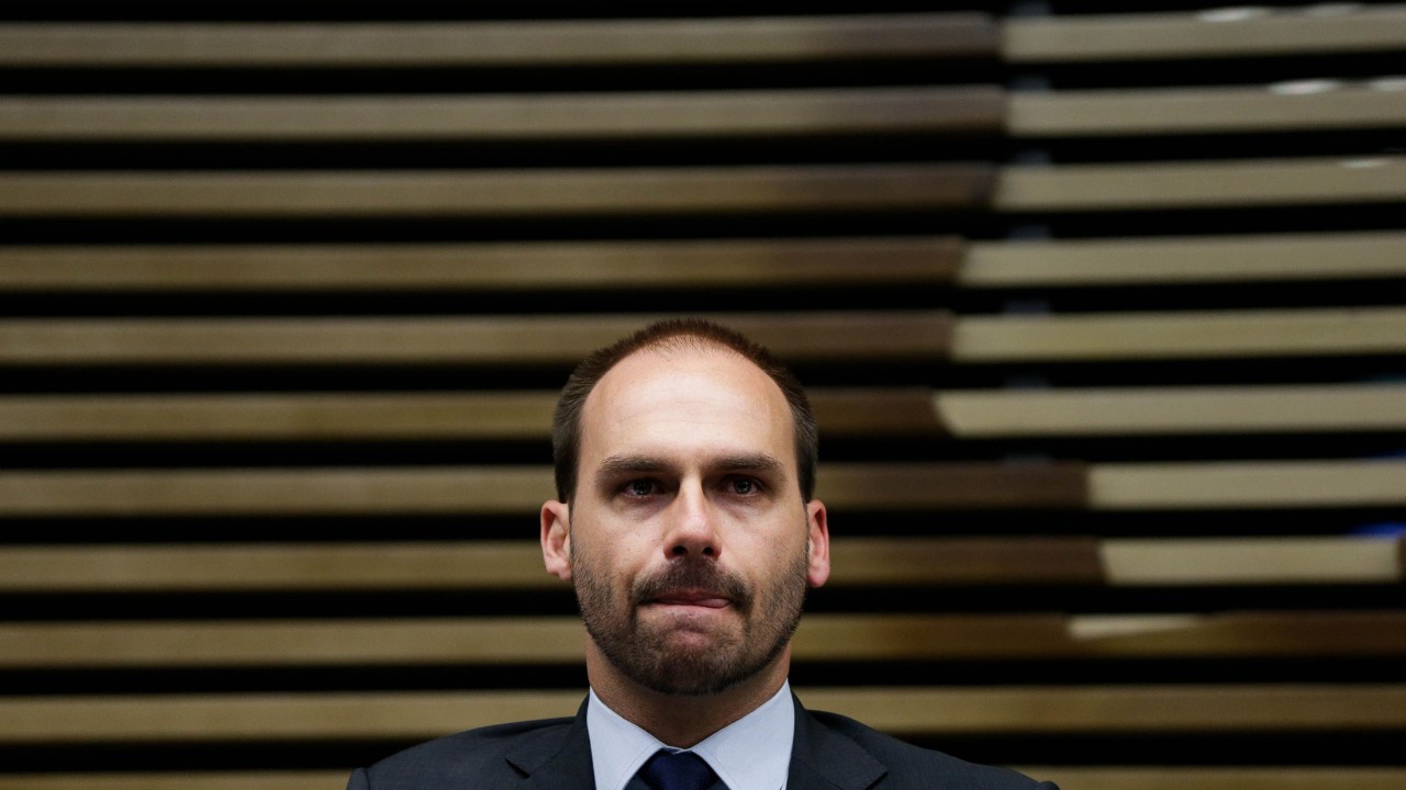 Eduardo Bolsonaro critica prisão do pai e denuncia falta de democracia no Brasil