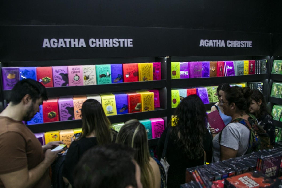 Ficção policial atrai jovens na Bienal do Livro 2025 com clássicos e jogos interativos