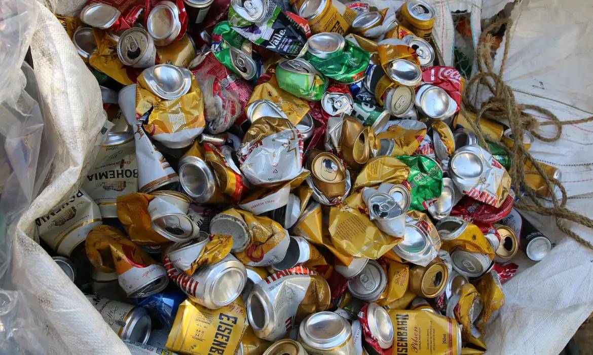Brasil lidera reciclagem de latas de alumínio, mas enfrenta desafios globais
