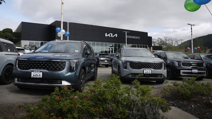 Carros novos da KIA estão expostos no lote de vendas da Serramonte Kia em 26 de março de 2025, em Colma, Califórnia. (Foto: Justin Sullivan/Getty Images)