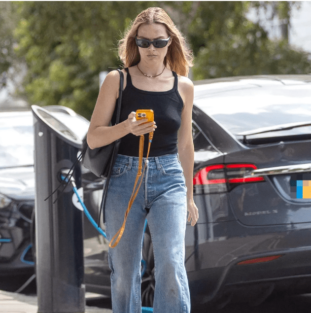 Margot Robbie adota visual simples após sucesso como Barbie