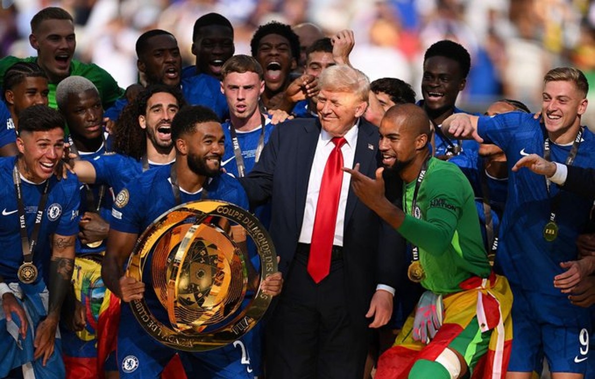 Cucurella compartilha experiências curiosas com Donald Trump na entrega de troféu