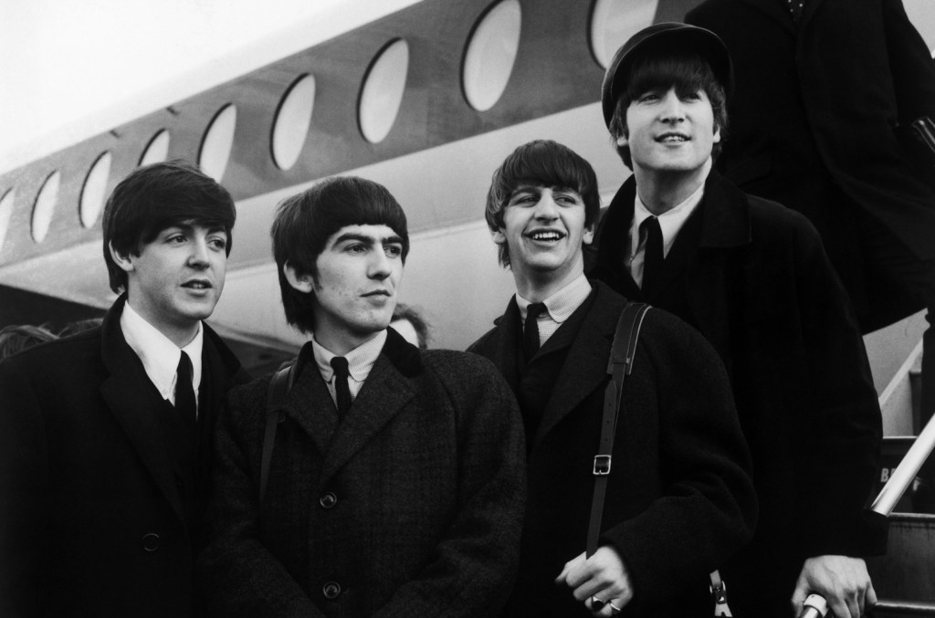 Os três roteiristas premiados para a série de biografia dos Beatles, dirigida por Sam Mendes, foram anunciados. (Foto: Reprodução)