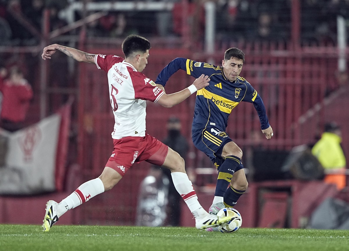 Atacante do Boca Juniors é surpreendido com substituição no intervalo da partida