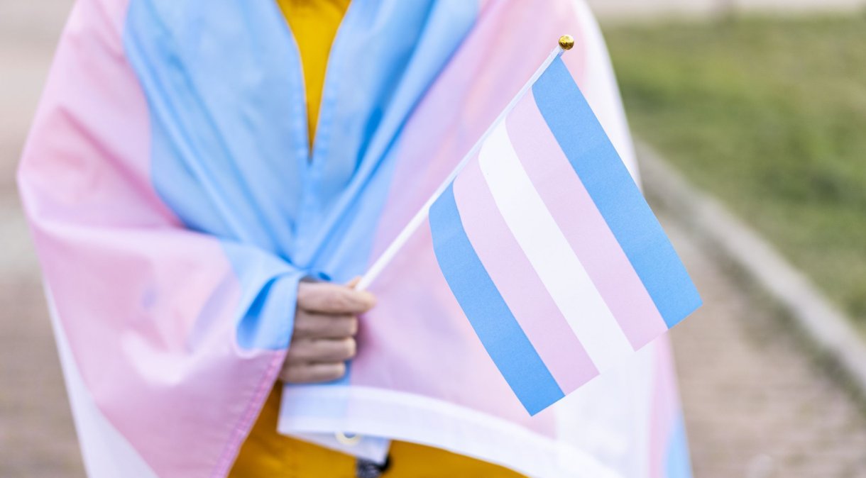 Resolução do Conselho Federal de Medicina (CFM) altera as normas de realização de procedimentos médicos ofertados à população trans, incluindo crianças e adolescentes (Foto: Vladimir Vladimirov/GettyImages)