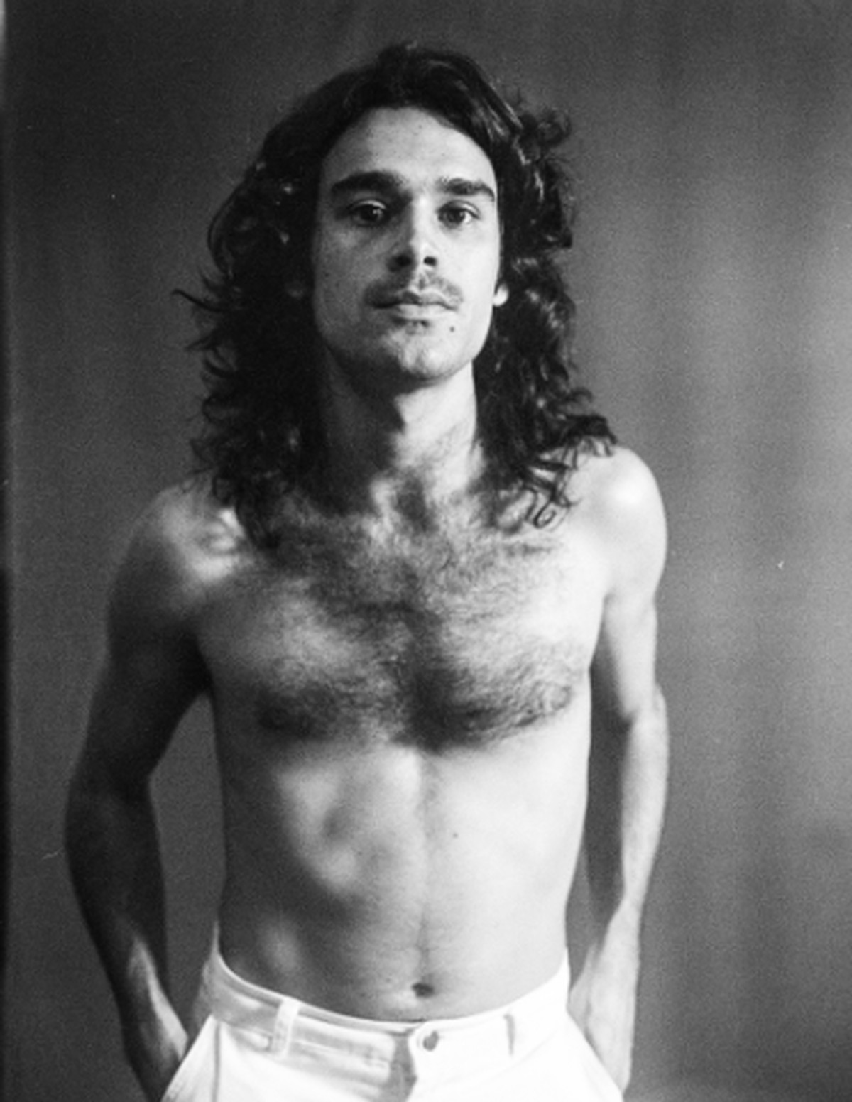 Zé Ibarra lança “Transe”, primeiro single do álbum “Afim”, que chega às plataformas em junho. A canção marca uma virada estética na carreira solo do artista, conhecido também por integrar o grupo Bala Desejo. (Foto: Divulgação)