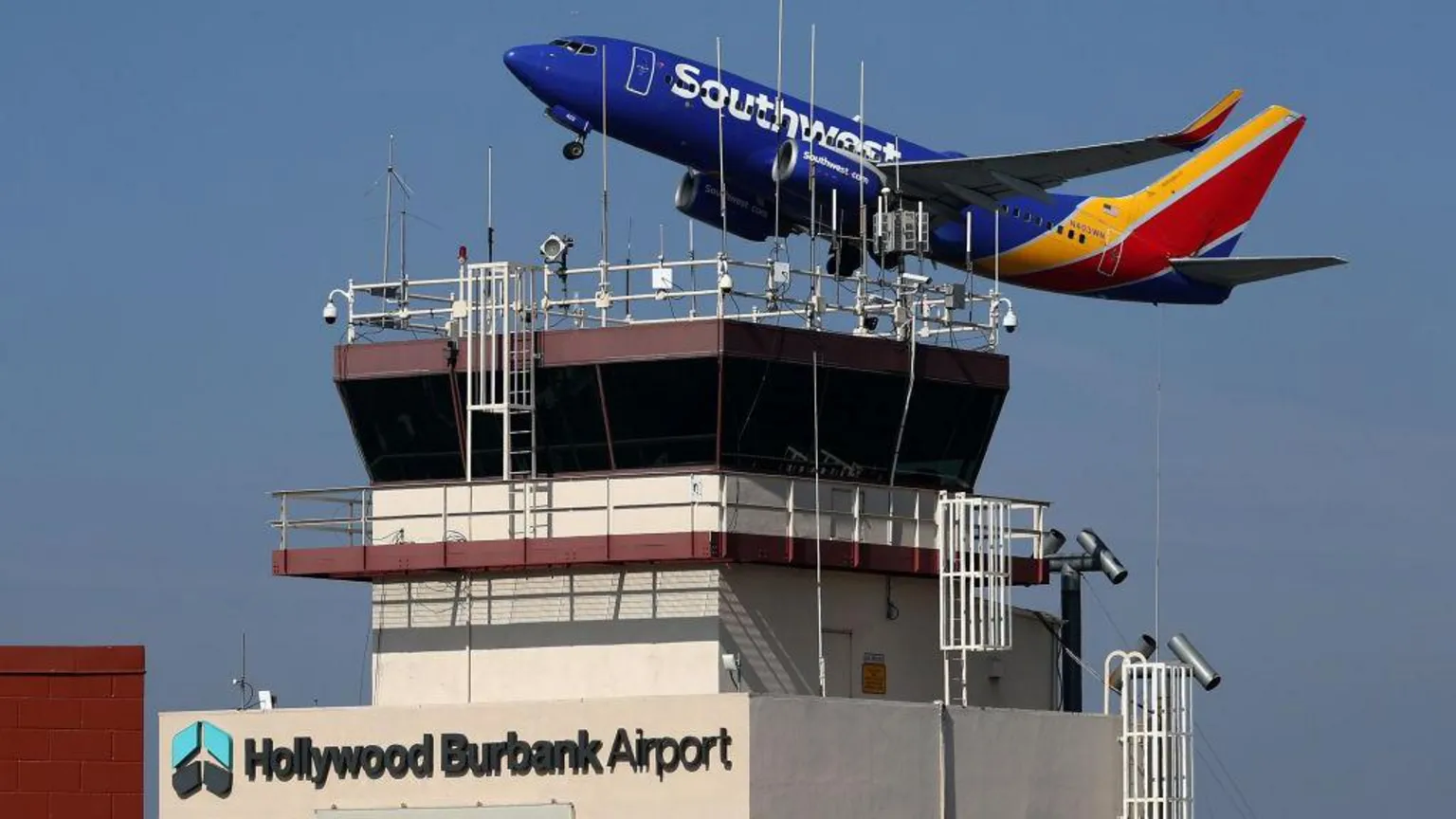 Avião da Southwest sofre queda brusca e deixa comissários feridos