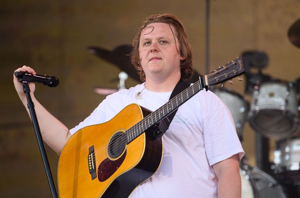 Lewis Capaldi fez uma rara aparição no palco no concerto beneficente de Tom Walker na Escócia em 2 de maio. (Foto: Reprodução)