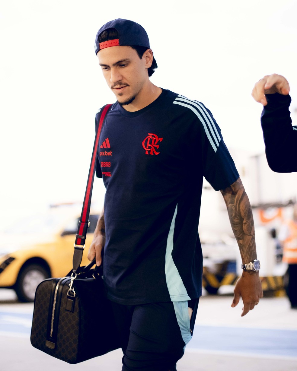 Pedro em viagem do Flamengo para Porto Alegre (Foto: Adriano Fontes/Flamengo)