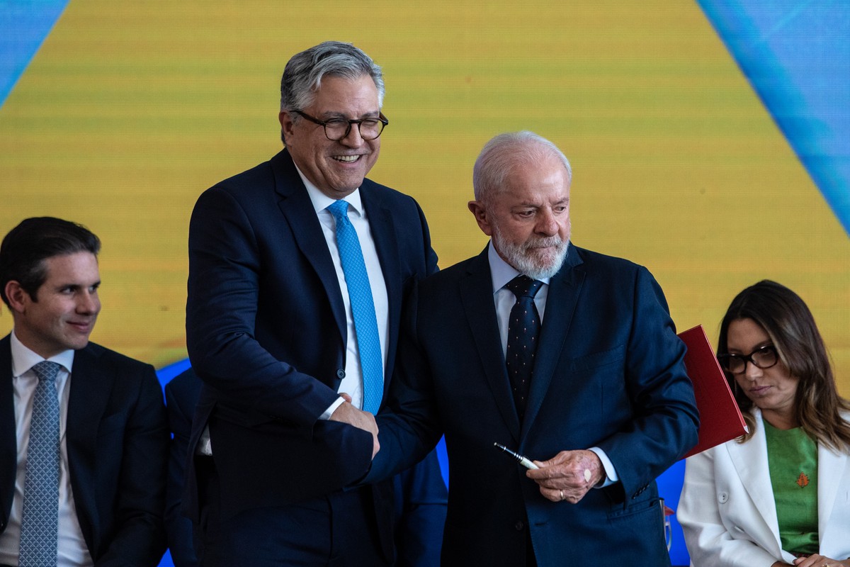 O presidente da República, Luiz Inácio Lula da Silva, dá posse ao novo ministro da Saúde, Alexandre Padilha, e à nova ministra da Secretaria de Relações Institucionais da Presidência da República, Gleisi Hoffmann, no Palácio do Planalto. (Foto: Brenno Carvalho / Agência O Globo)