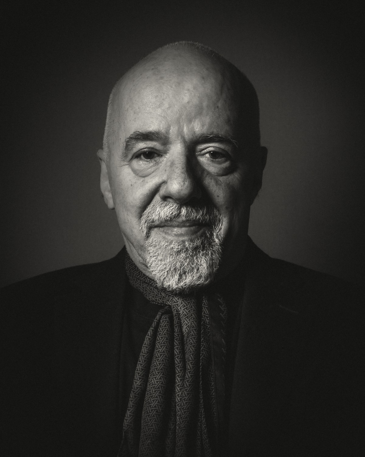 Paulo Coelho discute dinheiro, política e suas relações com críticos e desafetos