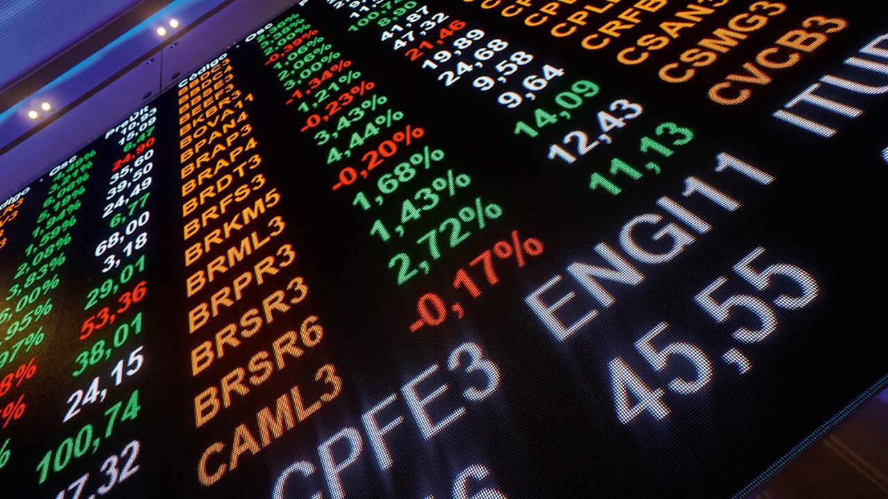 Ibovespa cai 1,59% após atingir 140 mil pontos e dólar recua para R$ 5,64