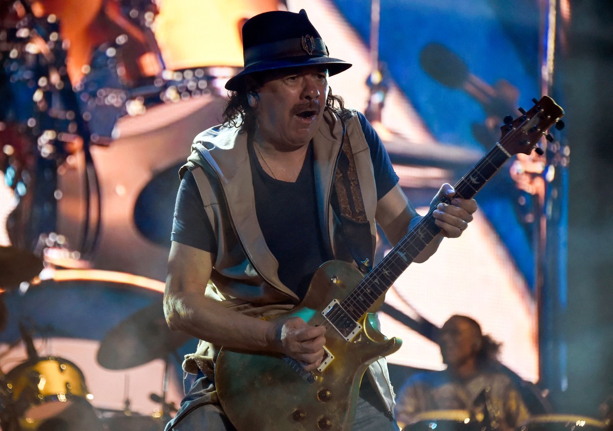 Carlos Santana adia shows após desmaio e diagnóstico de desidratação em Texas