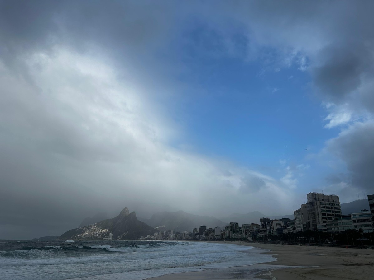 Rio enfrenta ressaca, ventos fortes e frio com ciclovia Tim Maia fechada