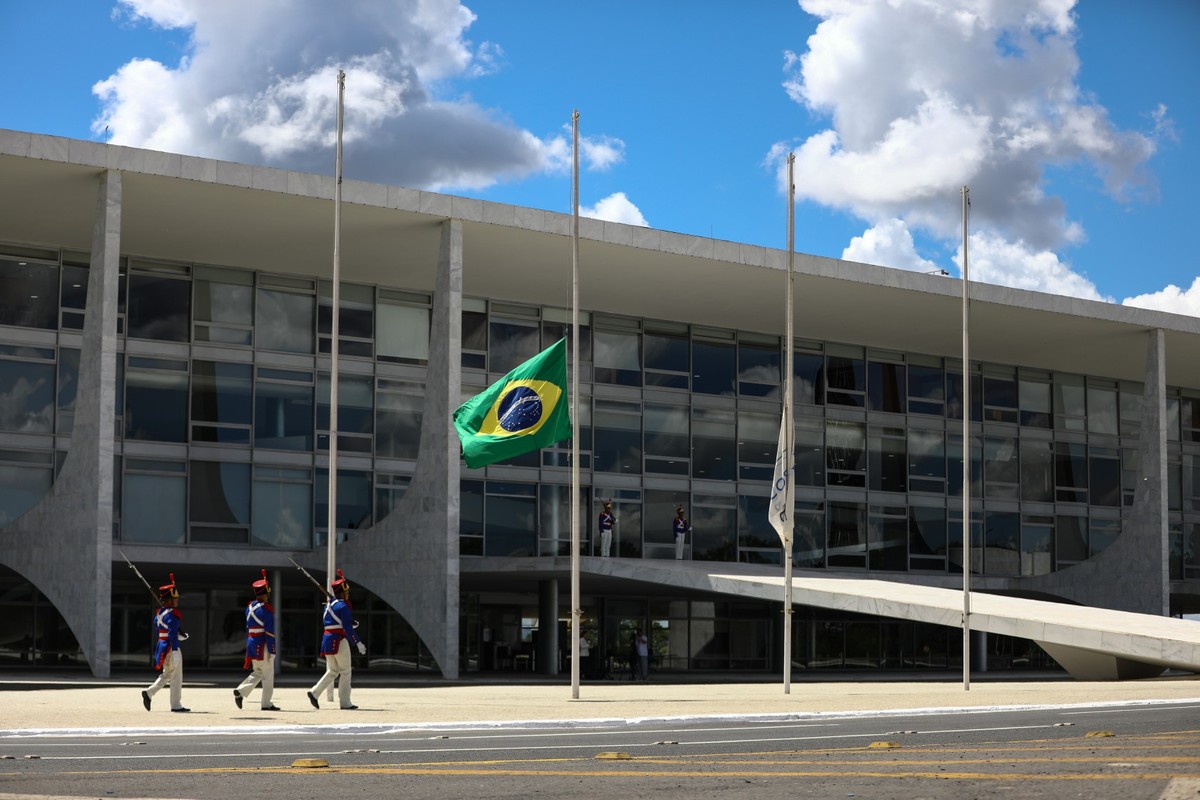 IOF impacta consumidores e pequenos negócios nas transações do dia a dia