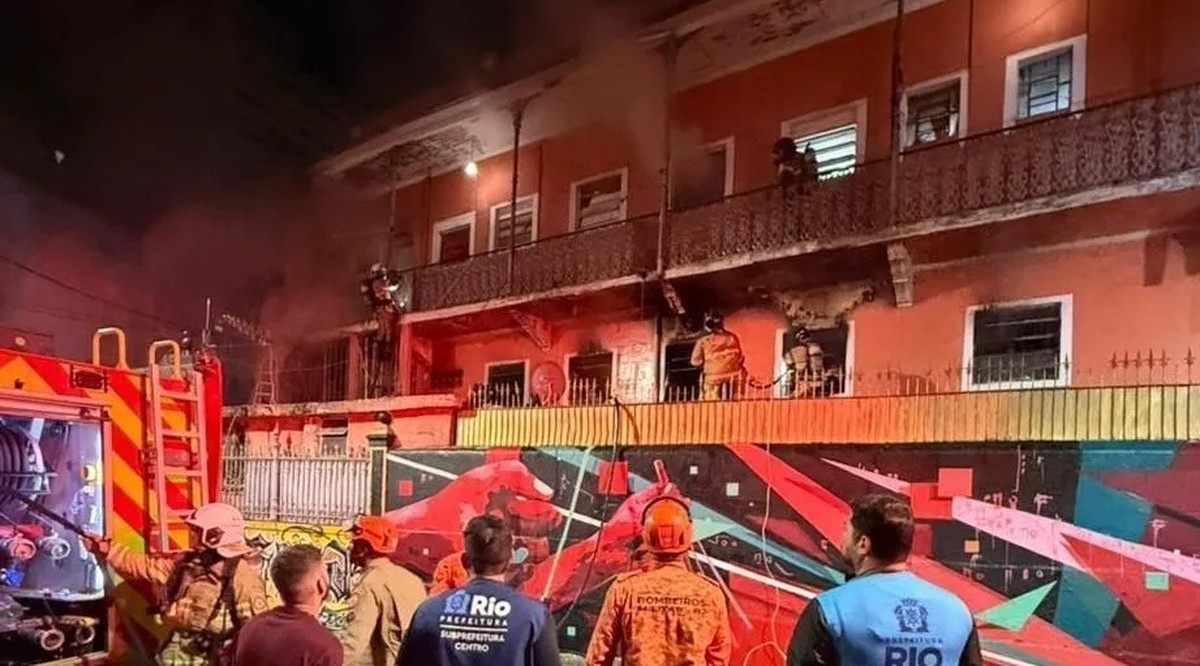 Incêndio em casarão da Lapa, na madrugada deste domingo. (Foto: Divulgação/Centro de Operações do Rio)