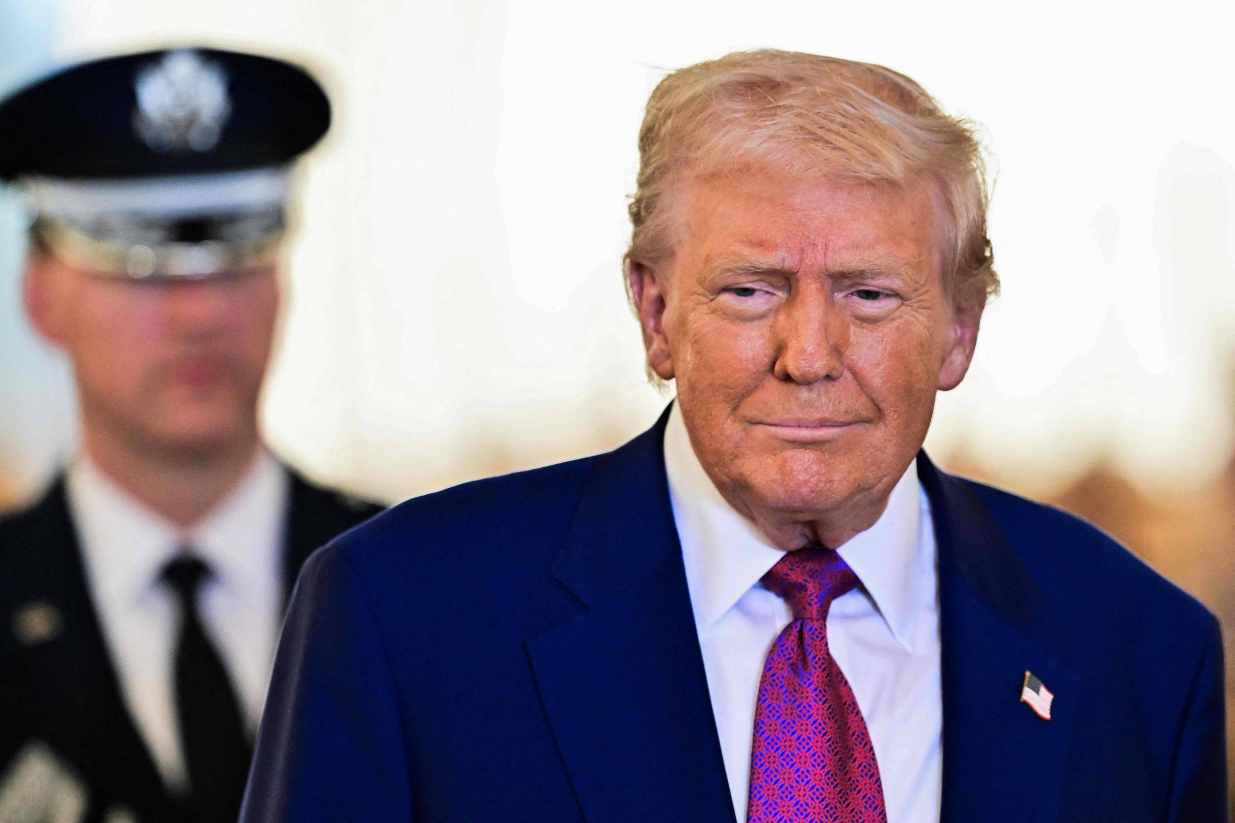 O presidente dos Estados Unidos, Donald Trump - Giuseppe Cacace - 15 de maio de 2025 (Foto: AFP)  
Xi Jinping, presidente da China, discursa na abertura do Fórum China-Celac, em Pequim (Foto: Pedro PARDO / AFP)  
Lula, Xi Jinping (centro), presidente do Chile, Gabriel Boric (esquerda), e presidente da Colômbia, Gustavo Petro (direita), chegam para uma sessão de fotos em grupo antes da cerimônia de abertura da Quarta Reunião Ministerial do Fórum China-Comunidade dos Estados Latino-Americanos e Caribenhos, em Pequim (Foto: Florence Lo/AFP)  
O presidente da Colômbia, Gustavo Petro, e seu homólogo chinês, Xi Jinping, no Grande Salão do Povo, em Pequim, nesta quarta-feira (Foto: XINHUA / HUANG JINGWEN - EFE)  