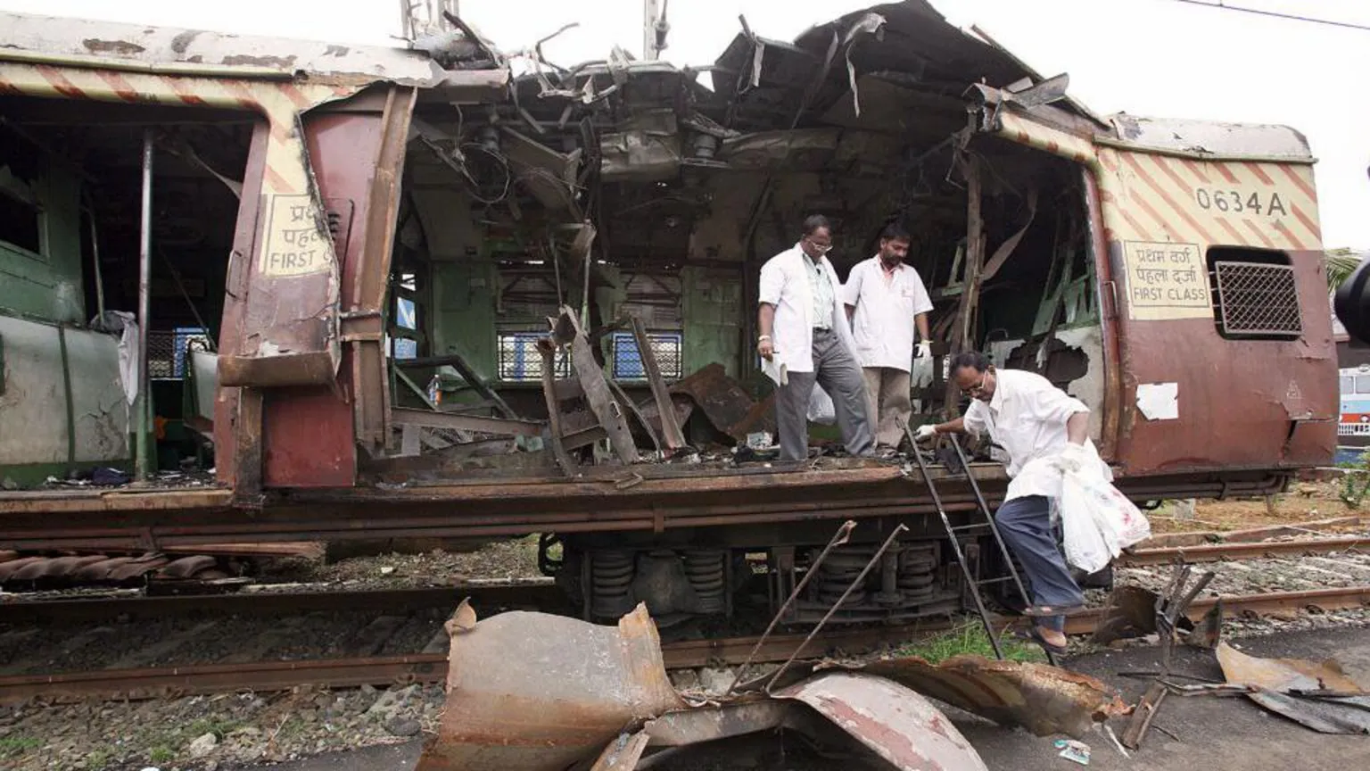 Justiça indiana absolve 12 homens envolvidos em atentados a trem em Mumbai