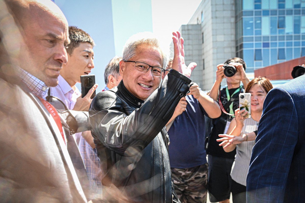 Jensen Huang se torna ícone na China após trajetória de lavador de pratos a CEO