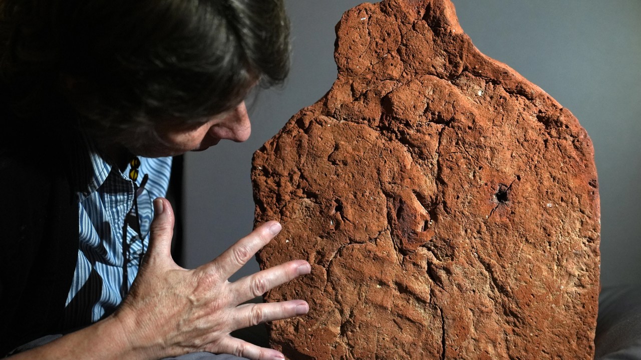 Marca de mão de 4.000 anos é descoberta em sepultura no Egito