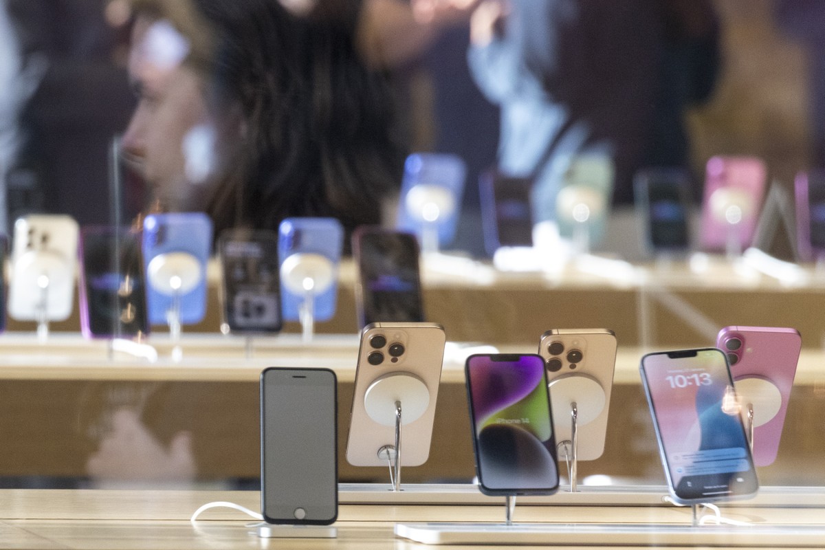 Na hora de escolher o novo celular, considere modelos com 5G, IA e câmeras avançadas (Foto: Jason Alden/Bloomberg)