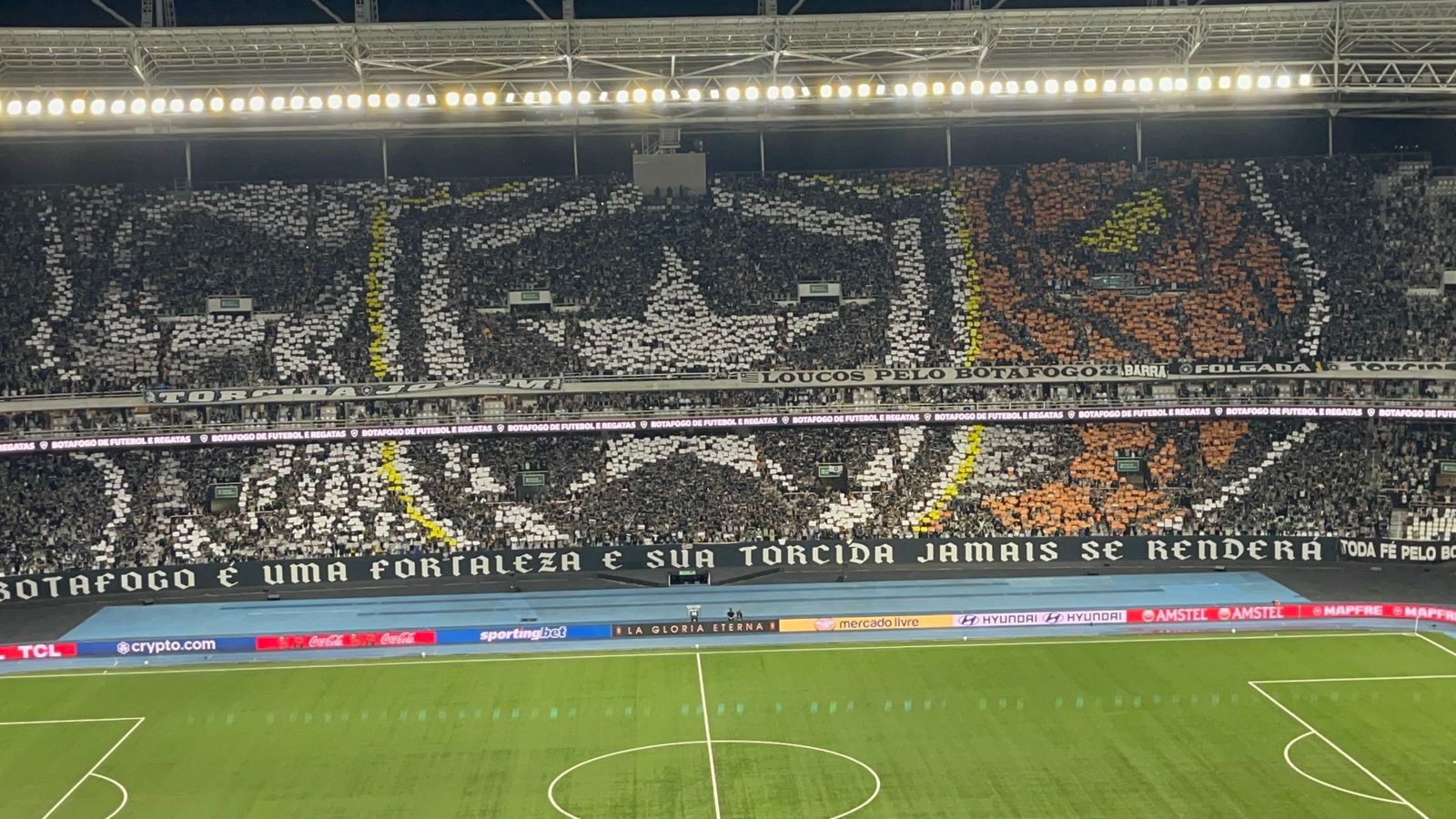 Torcida do Botafogo exibe mosaico dinâmico e impressiona no estádio