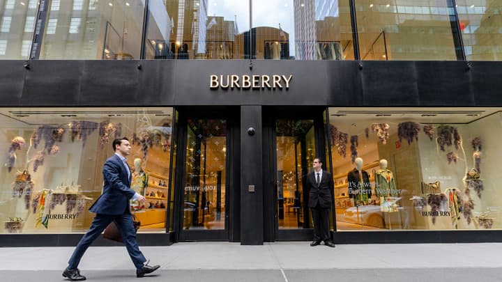 Ações da Burberry disparam 8% com nova estratégia que atrai consumidores dos EUA