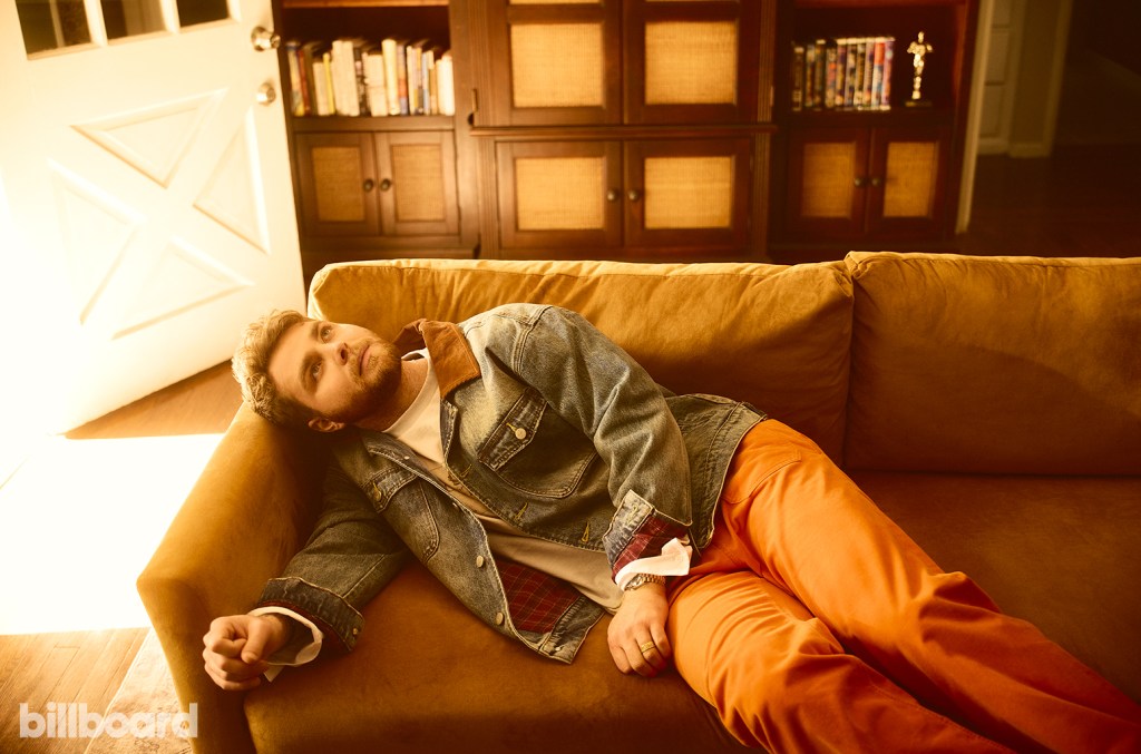 Alex Warren’s “Ordinary” adiciona uma terceira semana no primeiro lugar da Billboard Global 200, enquanto alcança o primeiro lugar na Global Excl. U.S. pela primeira vez. (Foto: Reprodução)