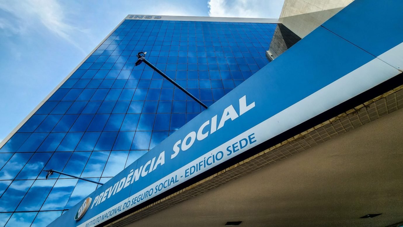 Governo libera R$ 3,3 bi para compensar descontos indevidos do INSS