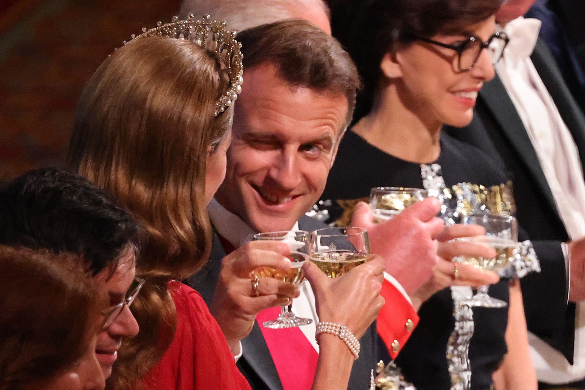 Realeza britânica recebe Macron em gala de brindes e relíquias em Windsor